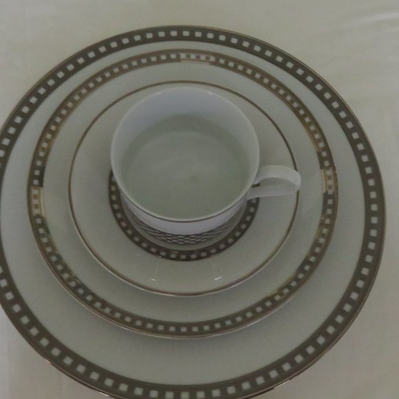Mikasa Fine china ( starter set ) - Picture 4 of 7